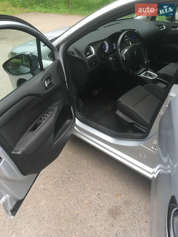 Хэтчбек Citroen C4 2015 в Хороле