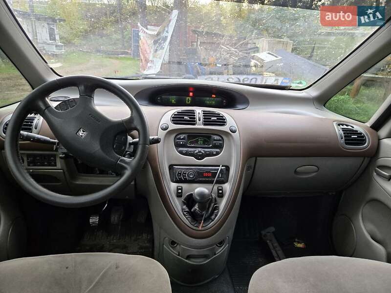 Минивэн Citroen Xsara Picasso 2002 в  фото Минивэн Citroen Xsara Picasso 2002 в