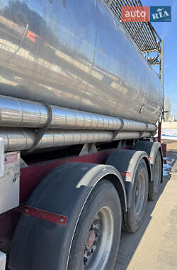Цистерна напівпричіп Clayton Commercial S1 2001 в 