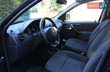 Позашляховик / Кросовер Dacia Duster 2011 в 