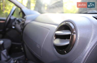 Позашляховик / Кросовер Dacia Duster 2011 в 