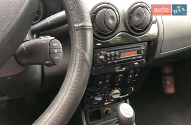 Позашляховик / Кросовер Dacia Duster 2011 в 