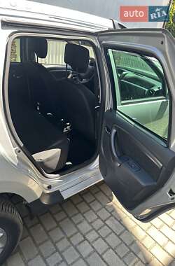 Позашляховик / Кросовер Dacia Duster 2014 в 