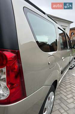 Универсал Dacia Logan MCV 2009 в 