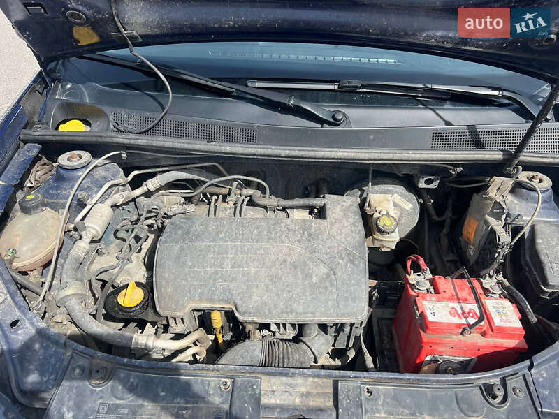 Седан Dacia Logan 2015 в Львові