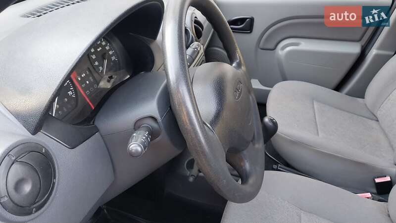 Седан Dacia Logan 2011 в Ходореві