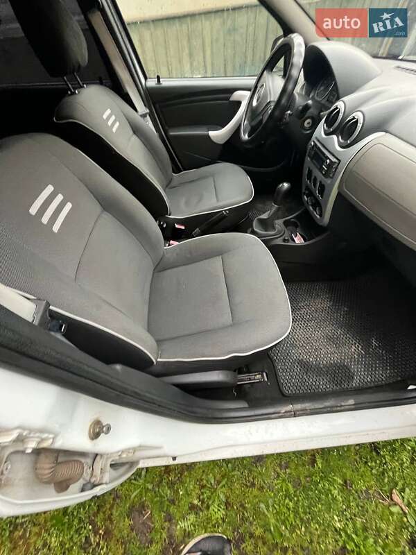 Седан Dacia Logan 2012 в Івано-Франківську