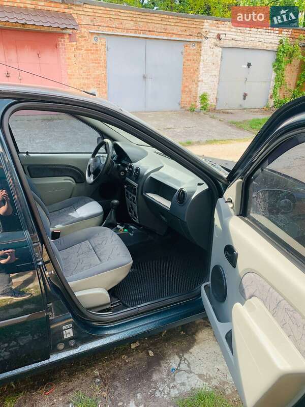 Седан Dacia Logan 2005 в Чернігові