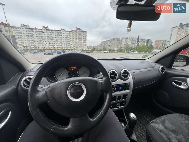 Седан Dacia Logan 2010 в Ивано-Франковске