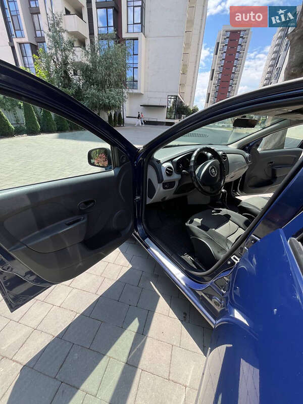 Седан Dacia Logan 2013 в Ивано-Франковске
