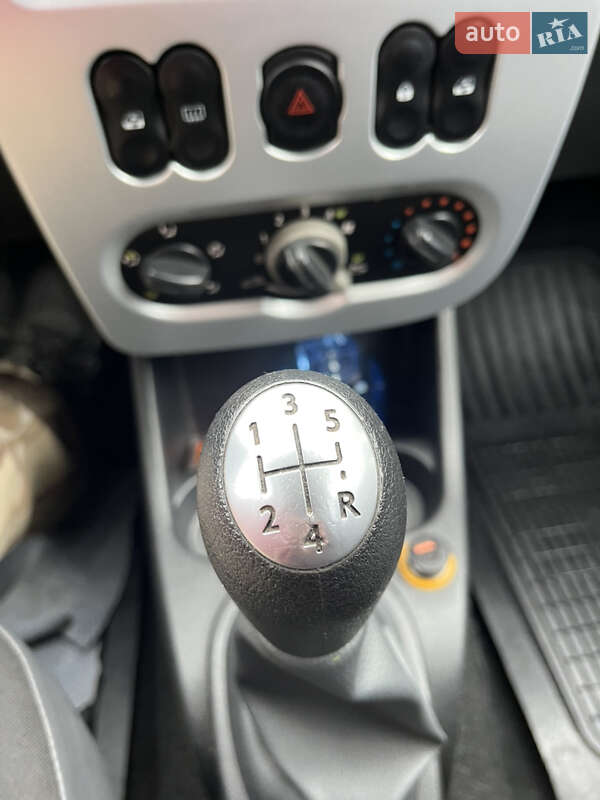Седан Dacia Logan 2009 в Староконстантинове