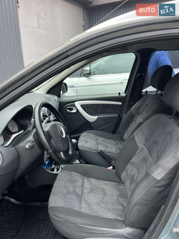 Седан Dacia Logan 2009 в Староконстантинове
