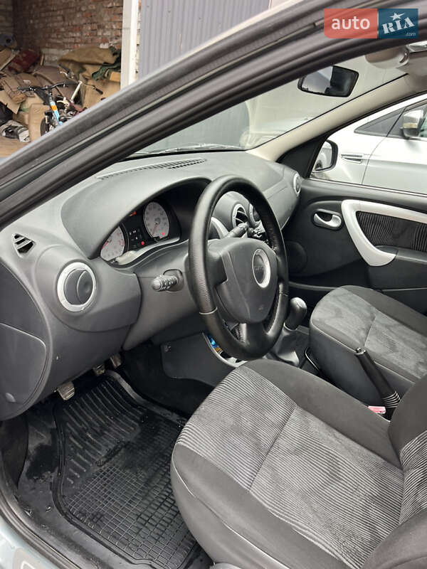 Седан Dacia Logan 2009 в Староконстантинове
