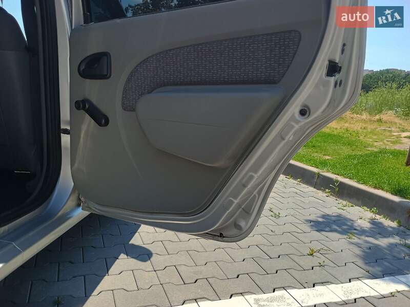 Седан Dacia Logan 2007 в Києві фото 13 Седан Dacia Logan 2007 в Києві