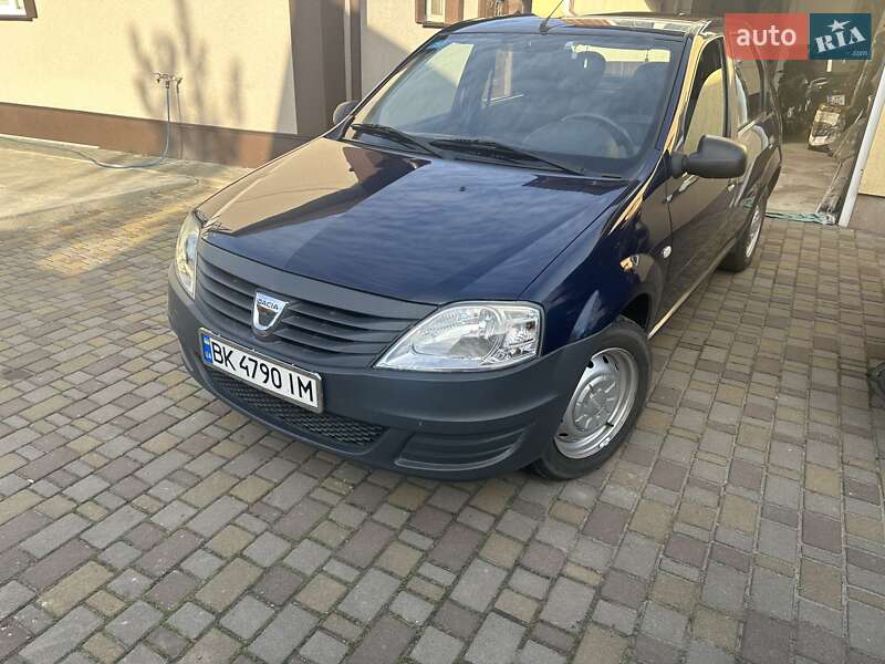 Седан Dacia Logan 2012 в Корце