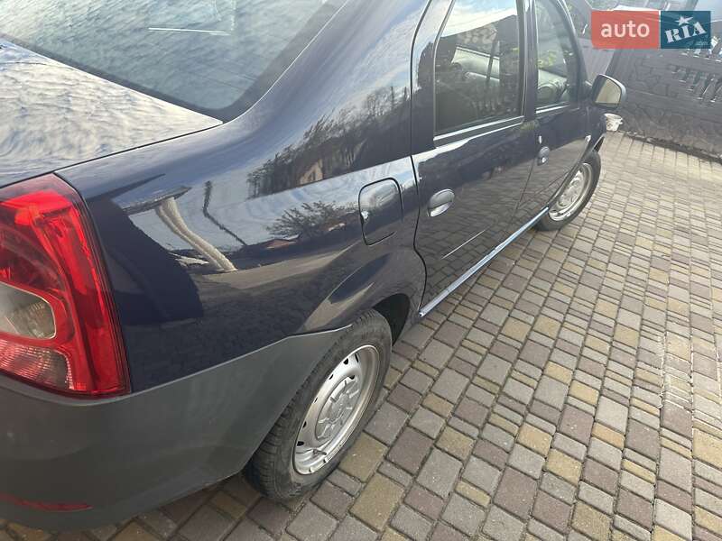 Седан Dacia Logan 2012 в Корце