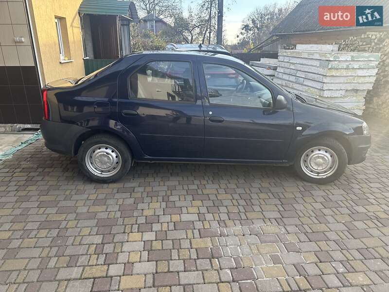 Седан Dacia Logan 2012 в Корце