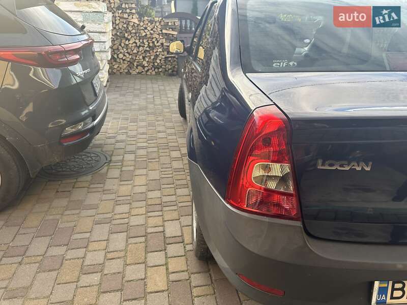Седан Dacia Logan 2012 в Корце