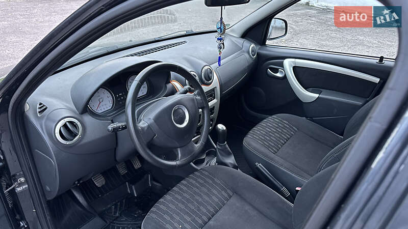 Седан Dacia Logan 2011 в Радивиліві