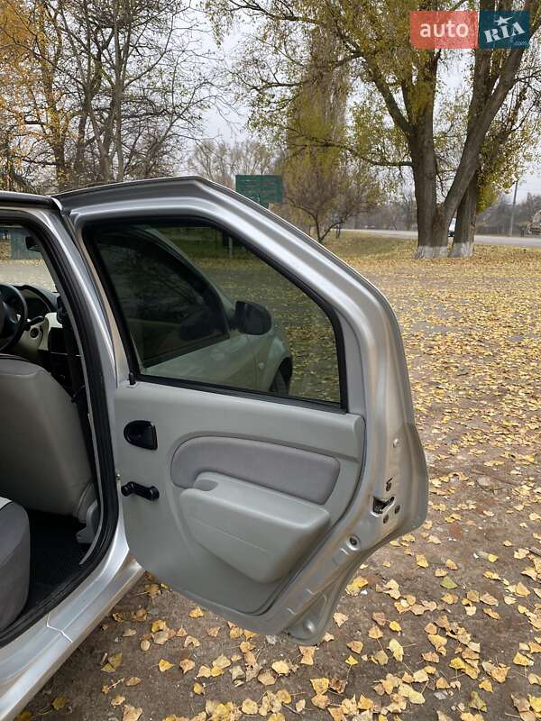 Седан Dacia Logan 2006 в Козельце