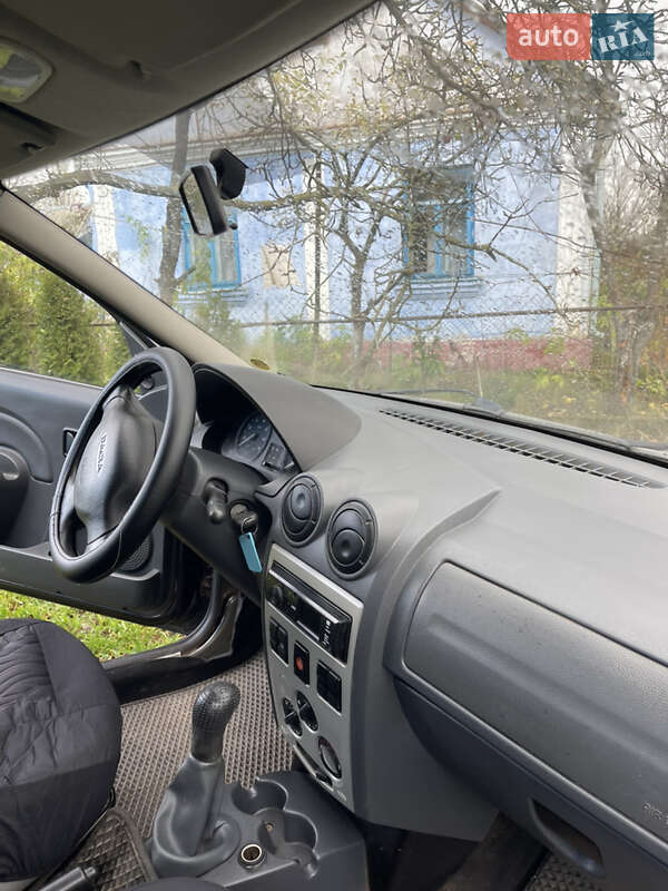 Седан Dacia Logan 2009 в Дубно