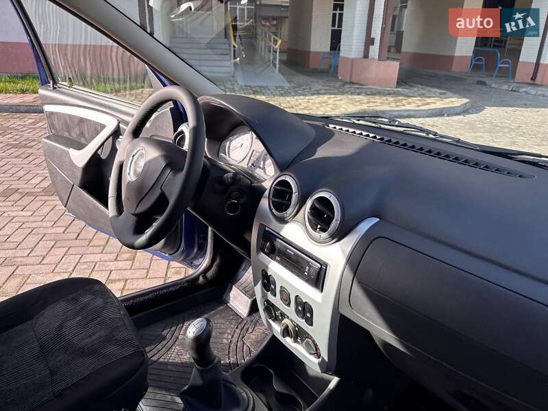 Седан Dacia Logan 2009 в Ромнах