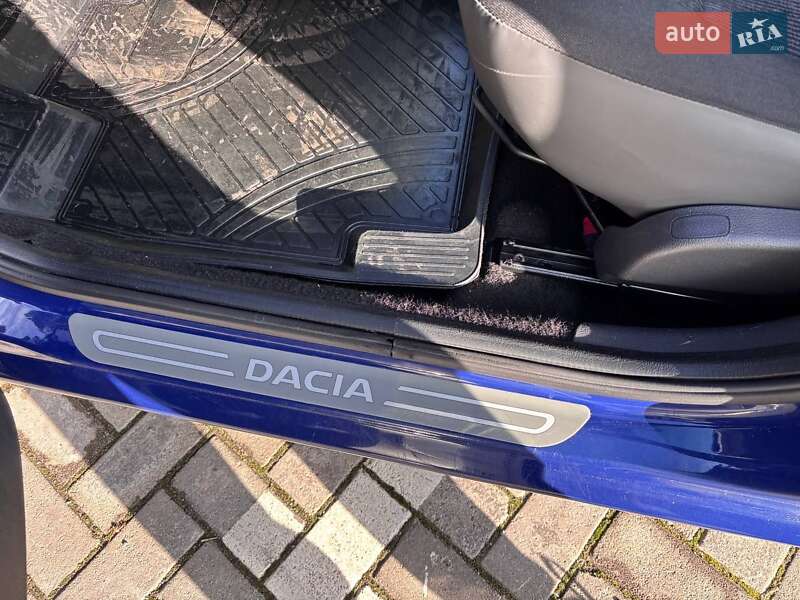 Седан Dacia Logan 2009 в Ромнах