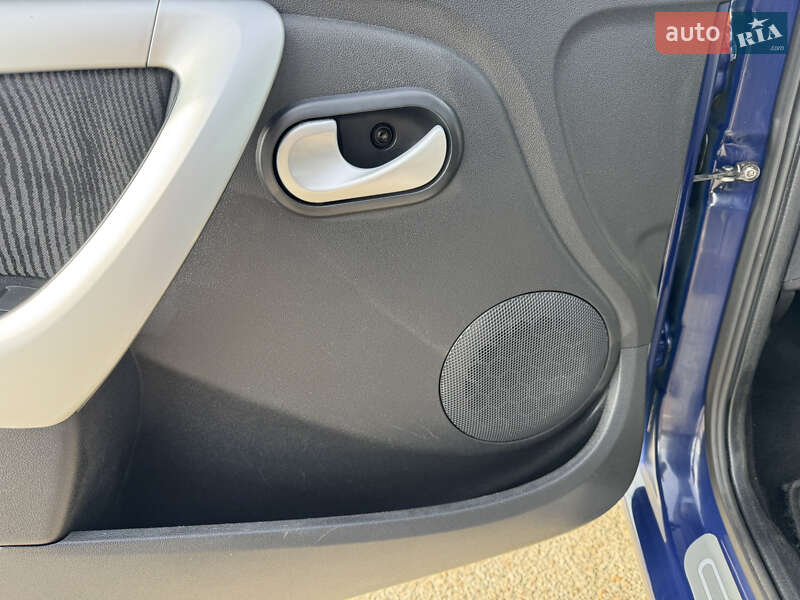 Седан Dacia Logan 2009 в Киеве