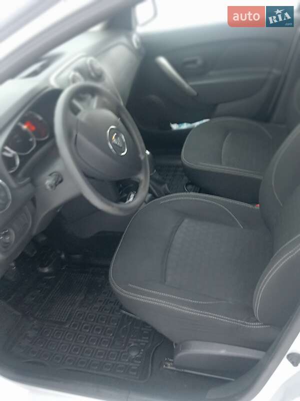 Седан Dacia Logan 2013 в Чернигове