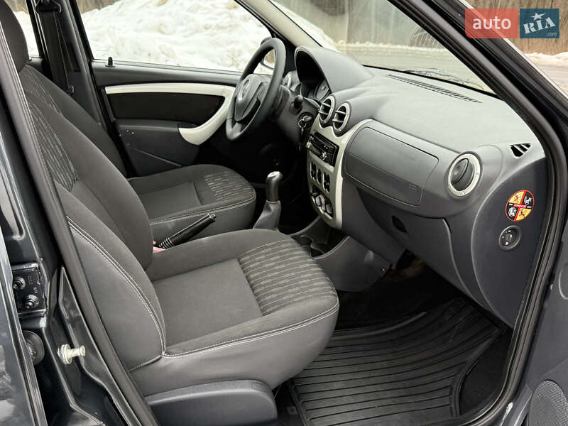 Седан Dacia Logan 2011 в Луцке