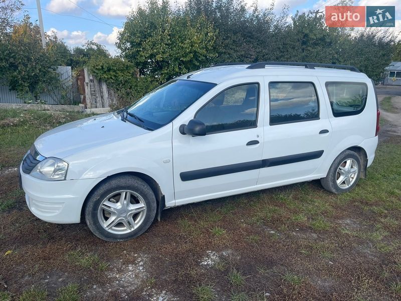Седан Dacia Logan 2009 в Хотине