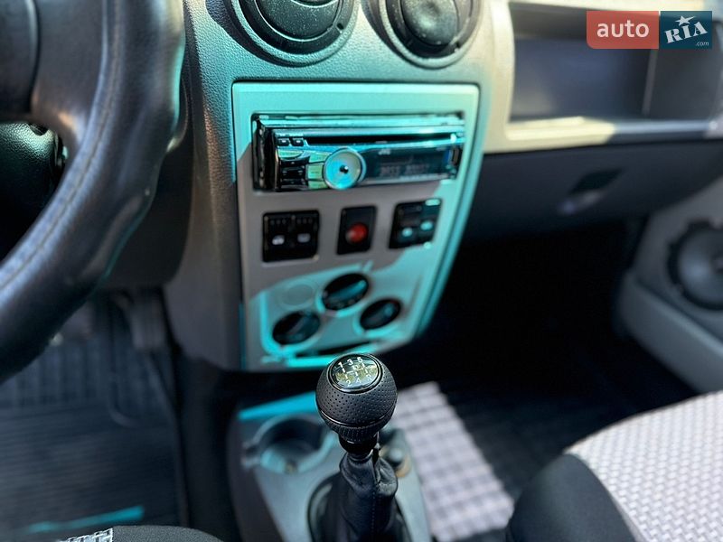 Седан Dacia Logan 2006 в Киеве
