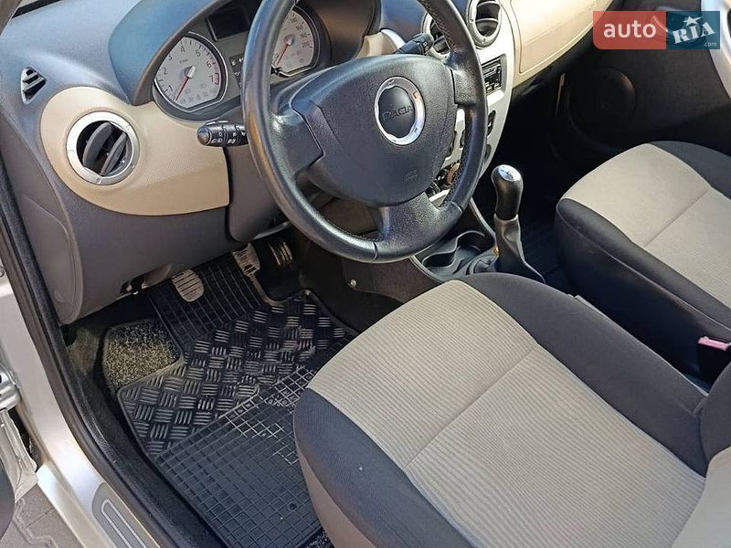 Седан Dacia Logan 2010 в Дубно