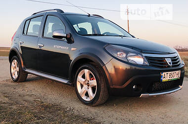 Хетчбек Dacia Sandero StepWay 2011 в Снятині