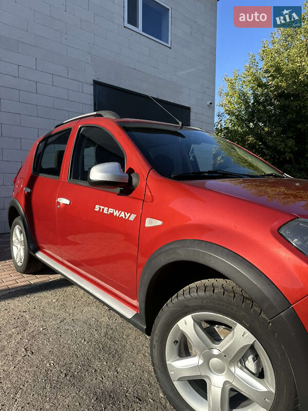 Внедорожник / Кроссовер Dacia Sandero StepWay 2012 в Хороле