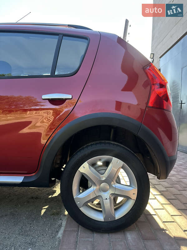 Внедорожник / Кроссовер Dacia Sandero StepWay 2012 в Хороле