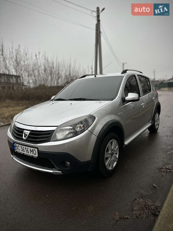Внедорожник / Кроссовер Dacia Sandero StepWay 2012 в Сумах