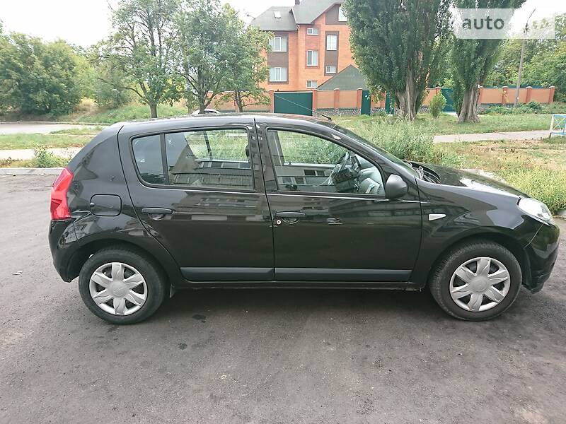 Хетчбек Dacia Sandero 2010 в Полтаві