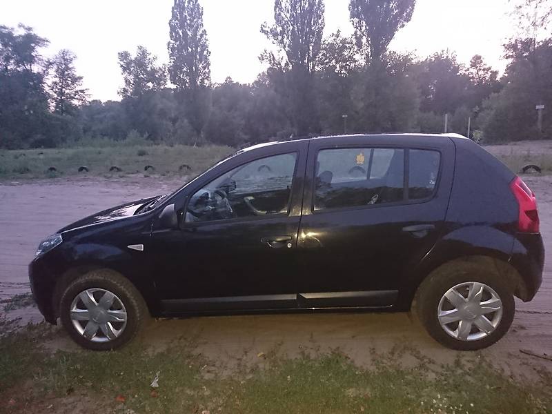 Хетчбек Dacia Sandero 2010 в Полтаві