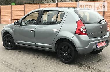 Хэтчбек Dacia Sandero 2009 в Дубно