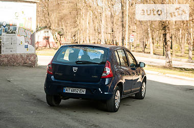 Хетчбек Dacia Sandero 2009 в 