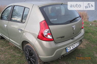 Хетчбек Dacia Sandero 2009 в 