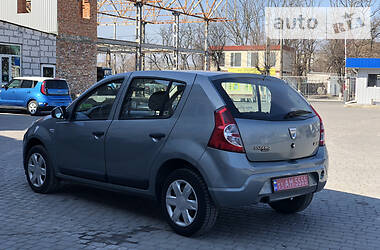 Хетчбек Dacia Sandero 2009 в 