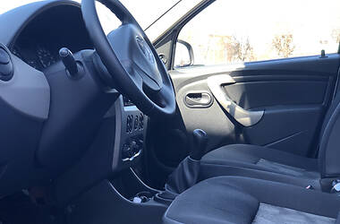 Хетчбек Dacia Sandero 2009 в 