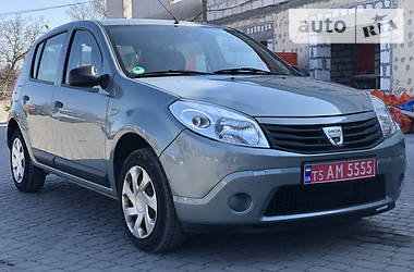 Хетчбек Dacia Sandero 2009 в 
