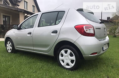 Хетчбек Dacia Sandero 2016 в 