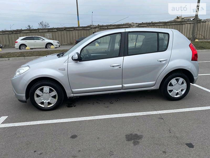 Хетчбек Dacia Sandero 2009 в Києві