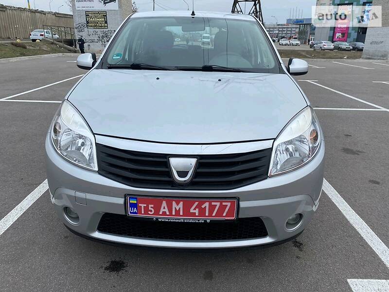 Хетчбек Dacia Sandero 2009 в Києві