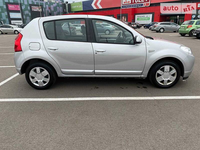 Хетчбек Dacia Sandero 2009 в Києві