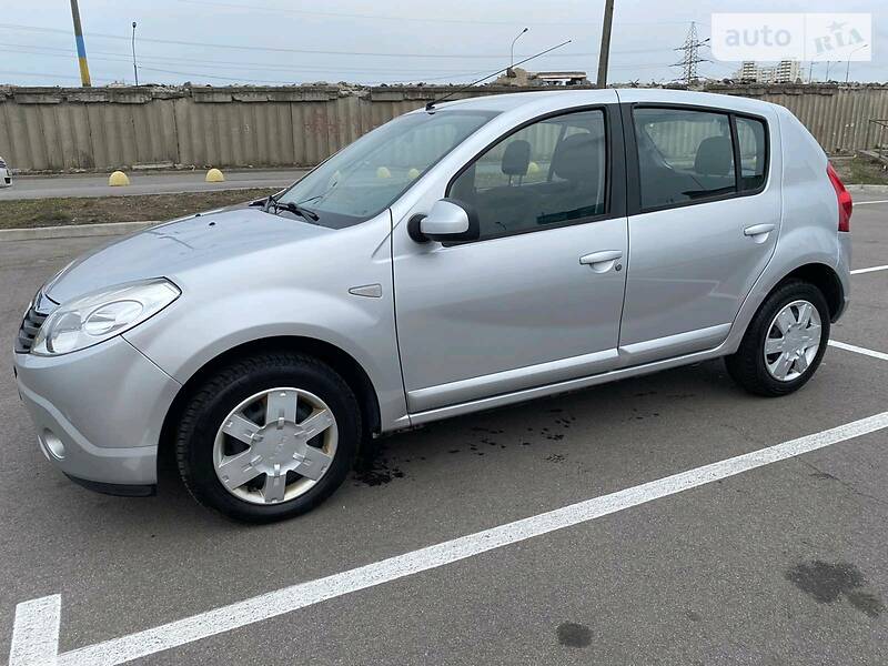 Хетчбек Dacia Sandero 2009 в Києві
